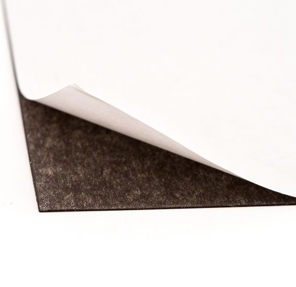Lipni magnetinė plėvelė (0,75 x 1000 mm) Ritinys 15m, juoda